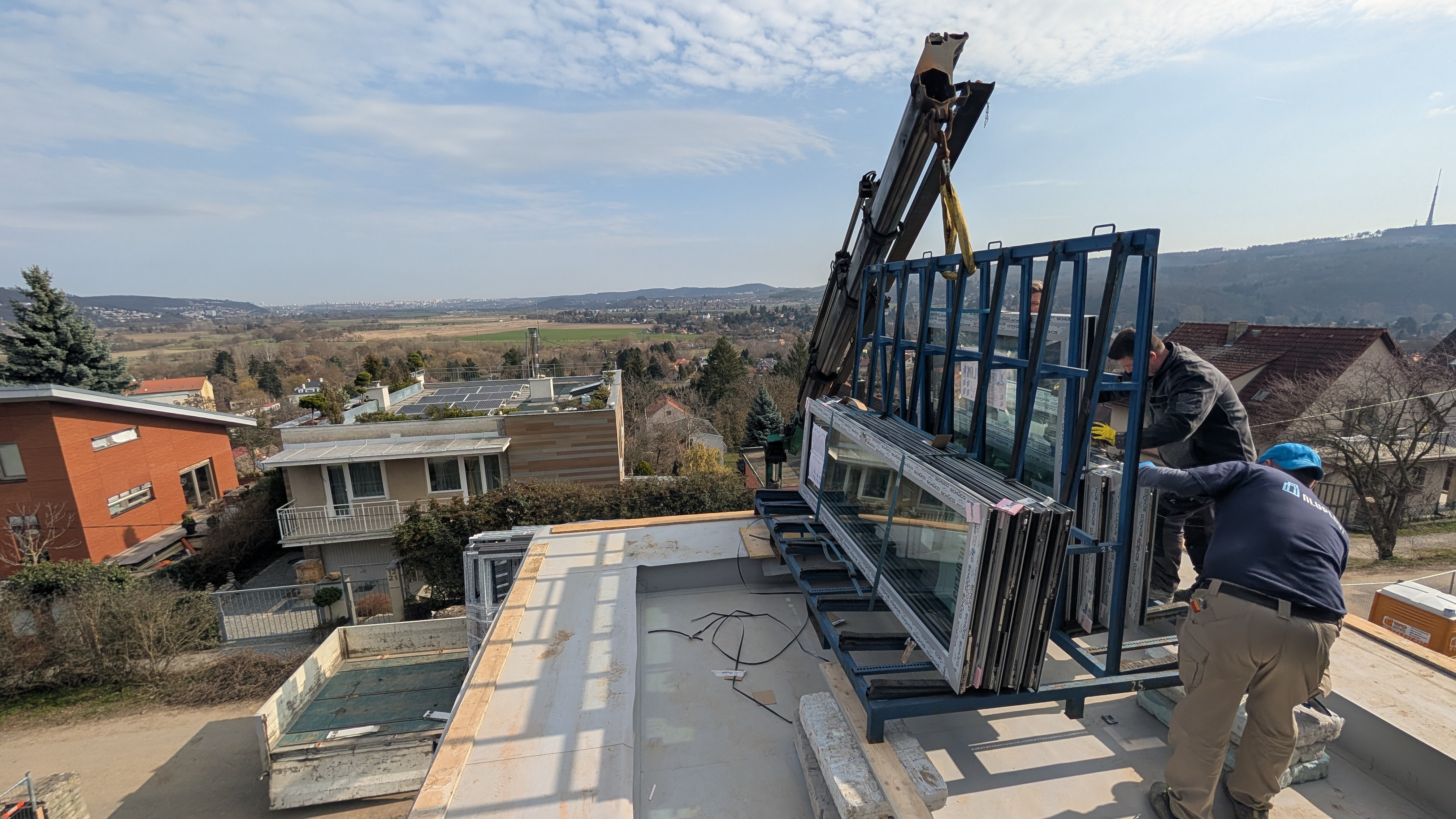 vykládka okien aj so stojanom na strechu stavby - auto s rukou