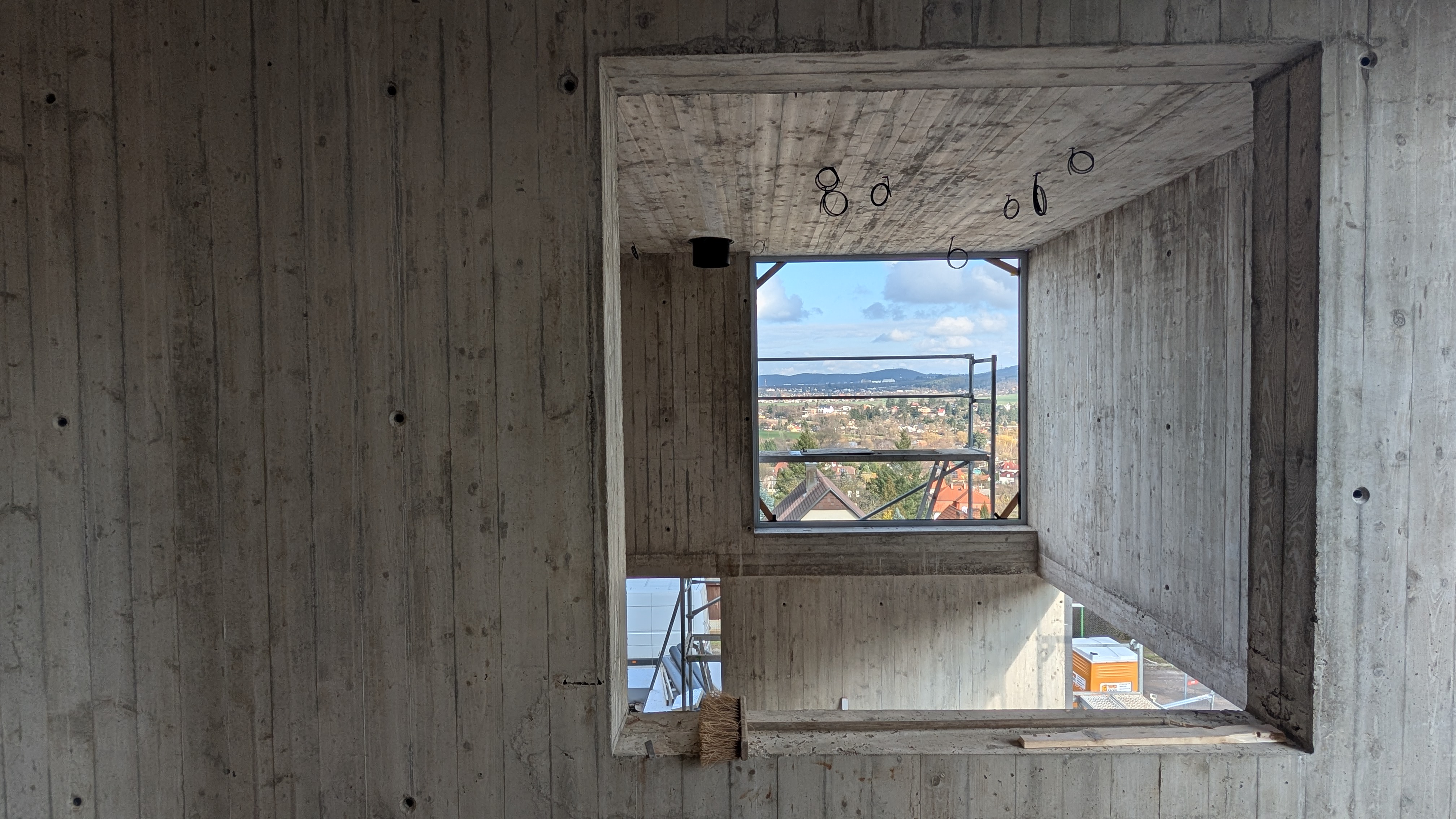 interiér hrubej stavby, kde vidieť vzhľad pohľadového betónu.