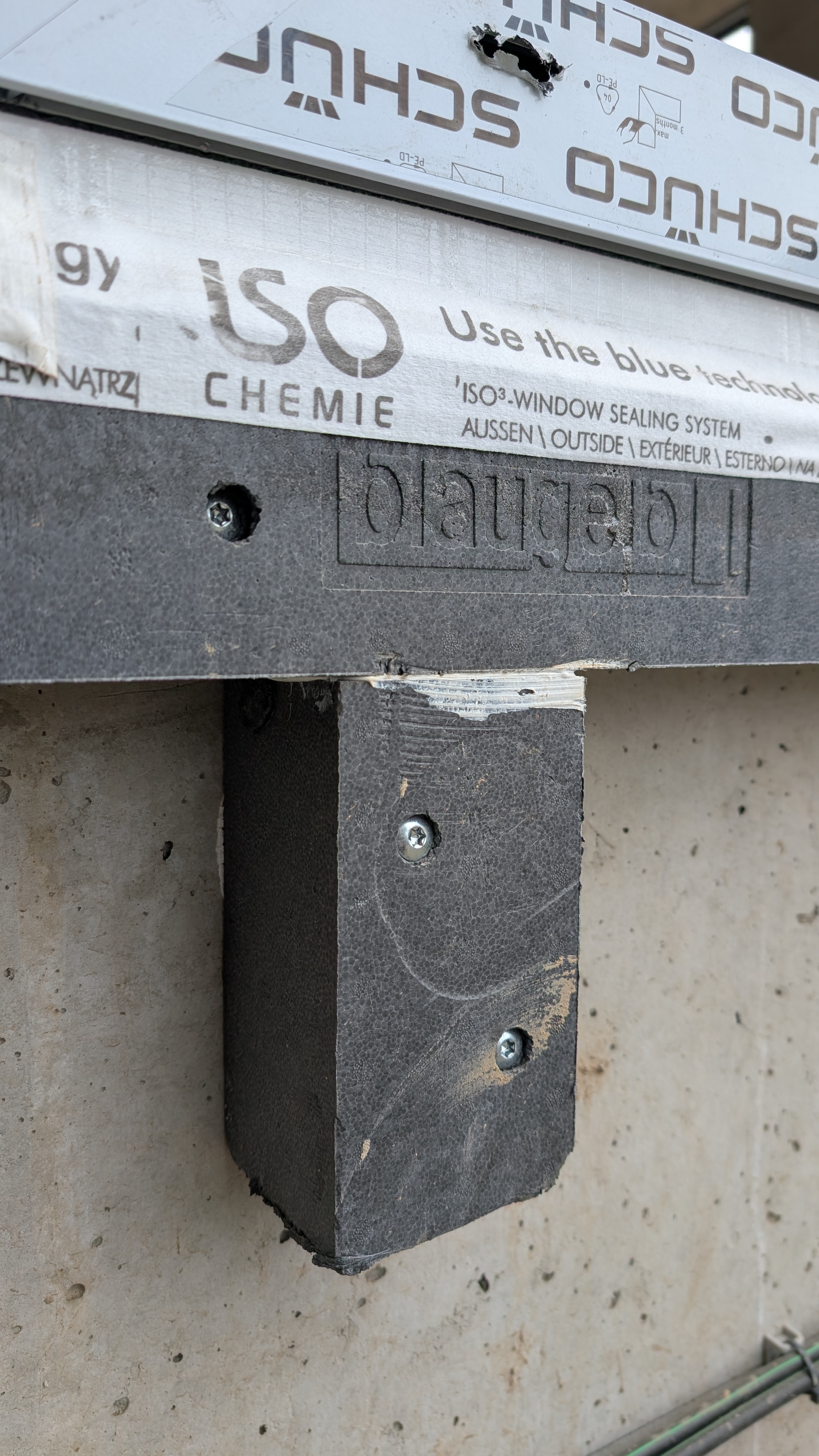 Detail predsadenej montáže - podopretie extra zaťažovaných položiek kontrakusmi. 