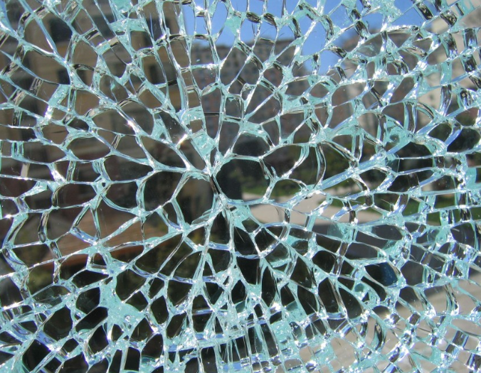 Rozbité kalené sklo chráni pred poranením črepmi