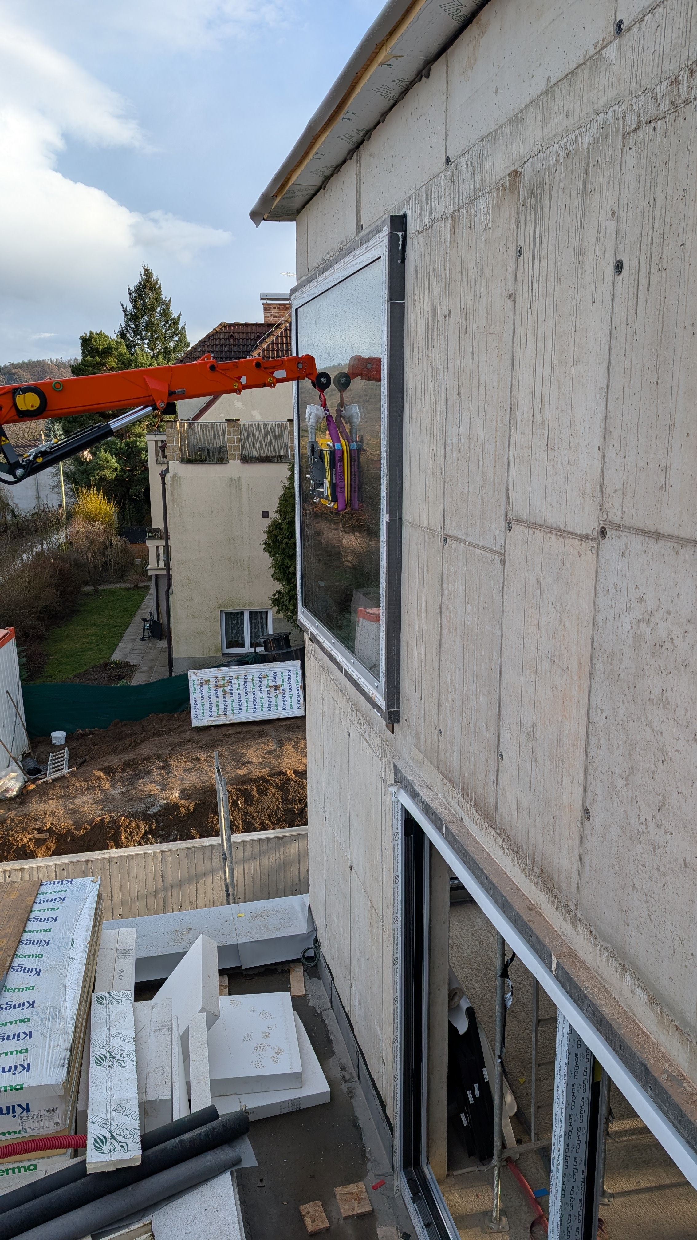 vkladanie okna do pripraveného rámu pomocou manipulátora