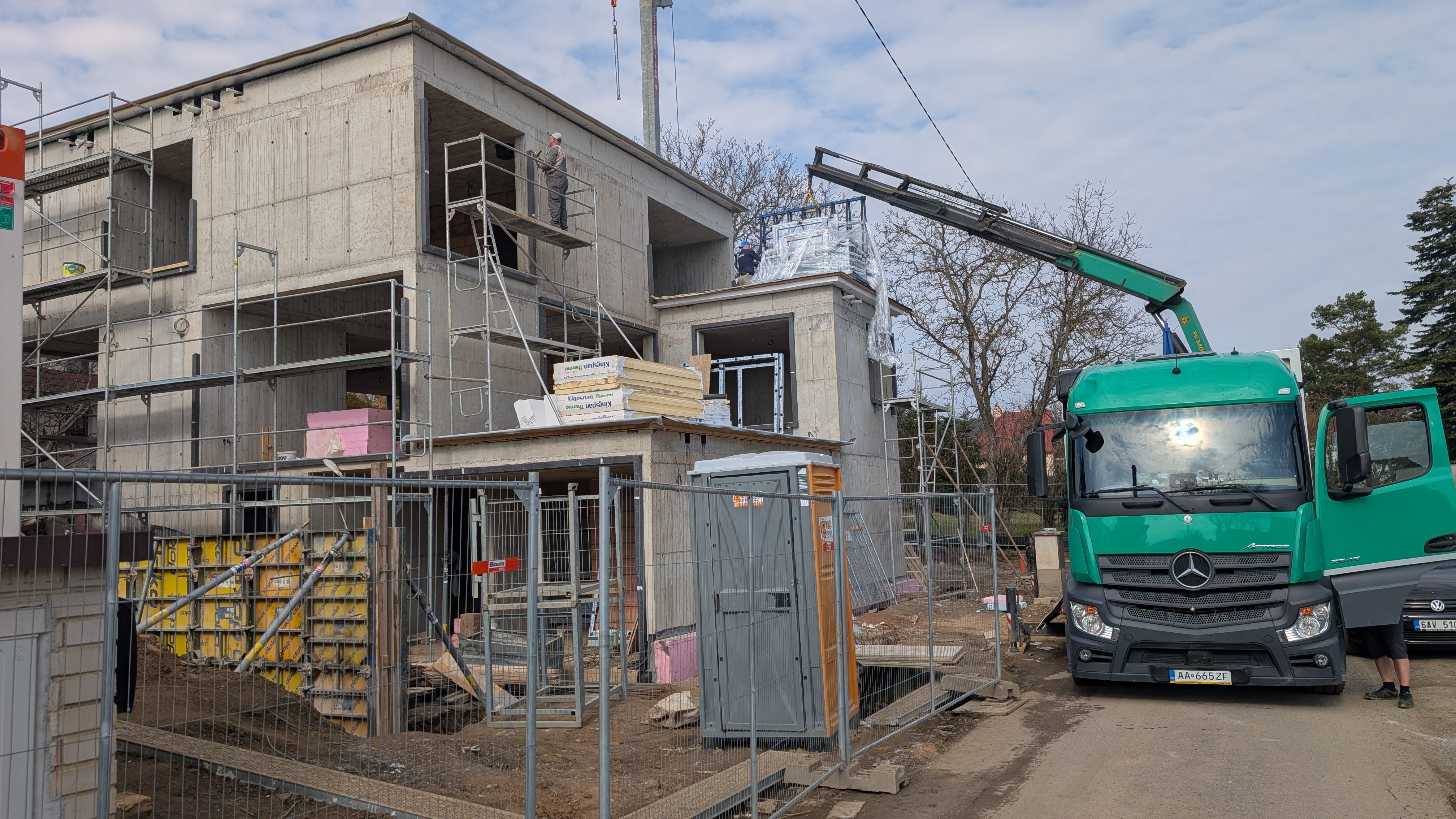 Vykládka oien na stavbe - auto s rukou