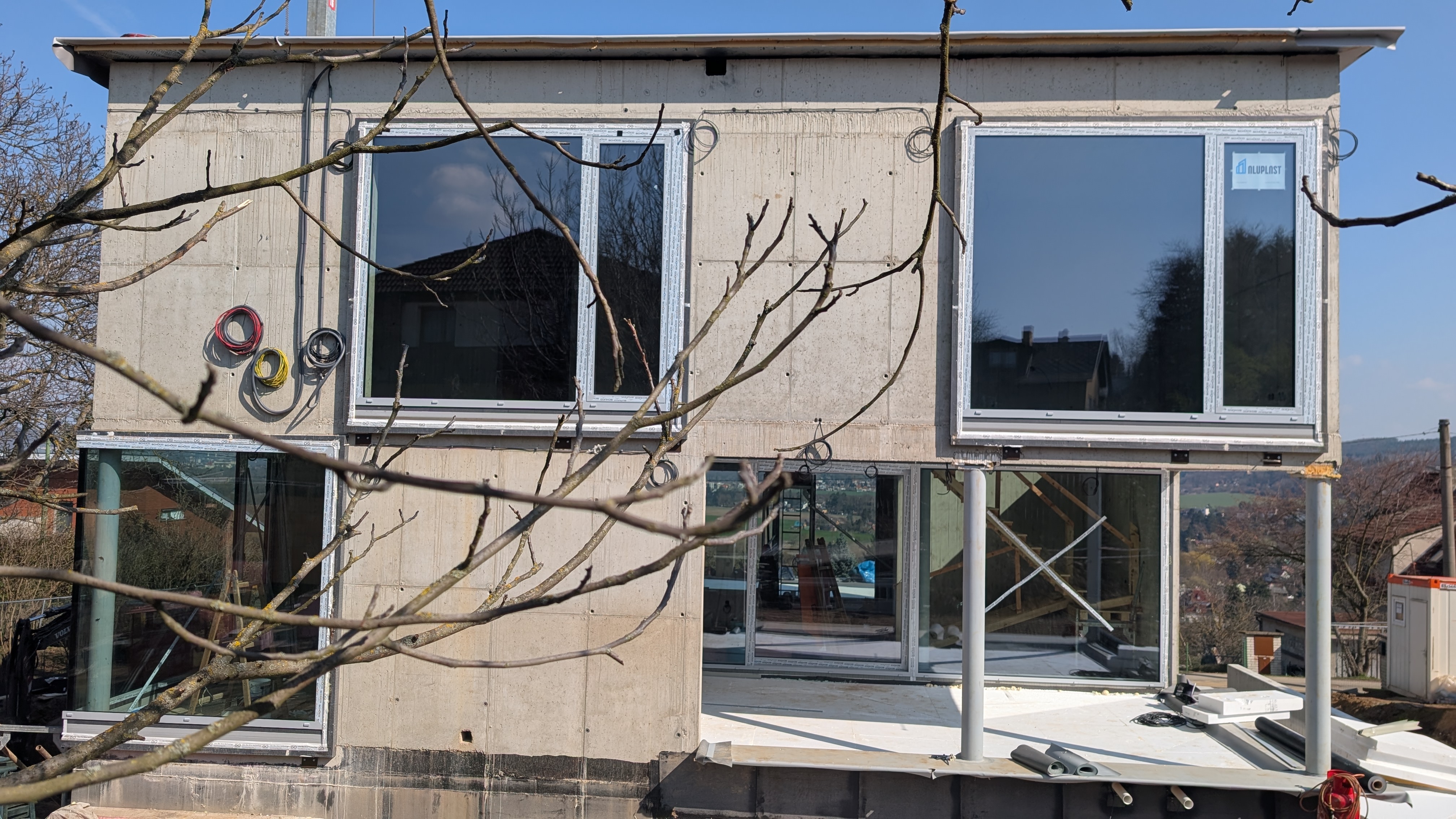 hrubá stavba s osadenými oknami_predsadená montáž