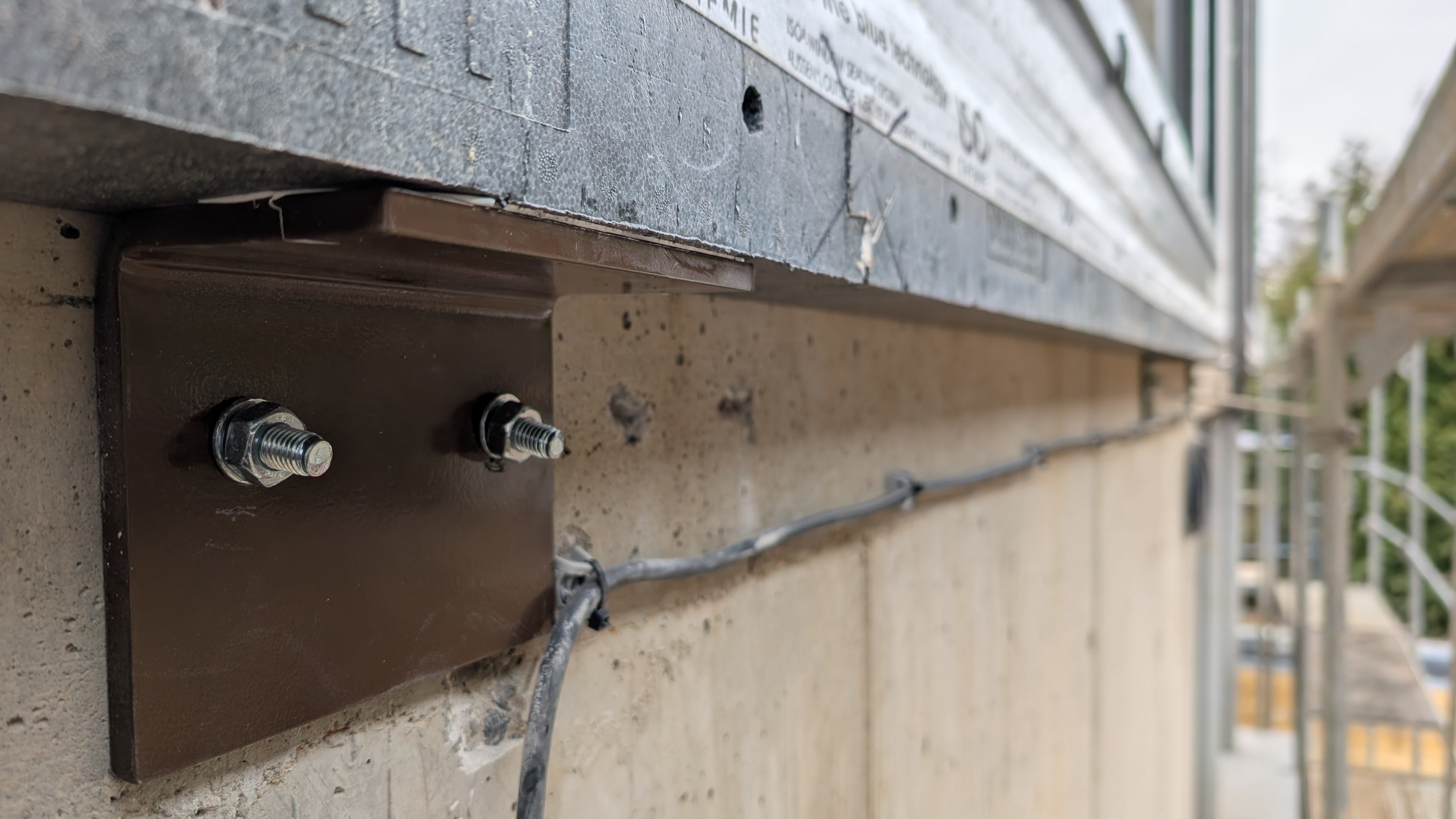 Detail predsadenej montáže - prídavné kotvenie okna pomocou oceľovej konzoly na rozperné kotvy 