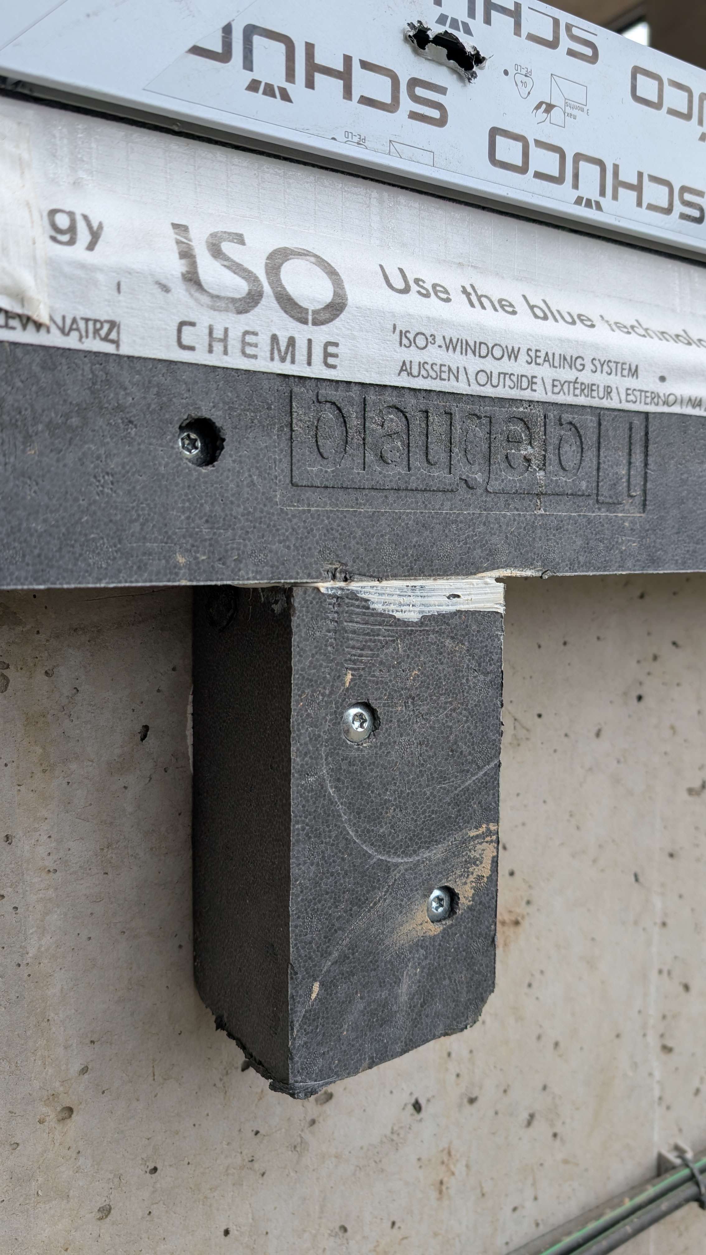 Detail predsadenej montáže - podopretie extra zaťažovaných položiek kontrakusmi.