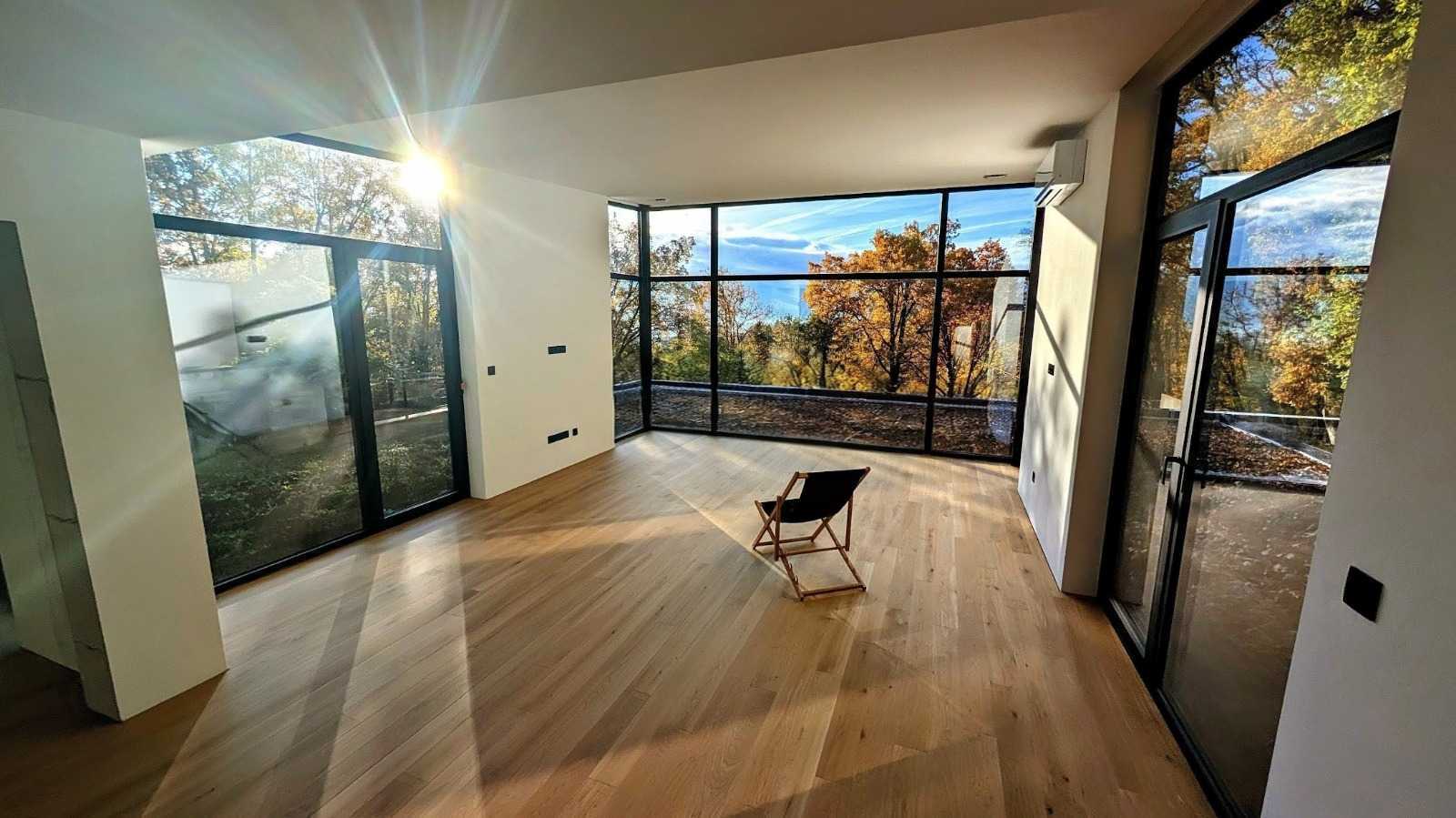 brightening a room – inspiration for a modern living room without a large sliding portal